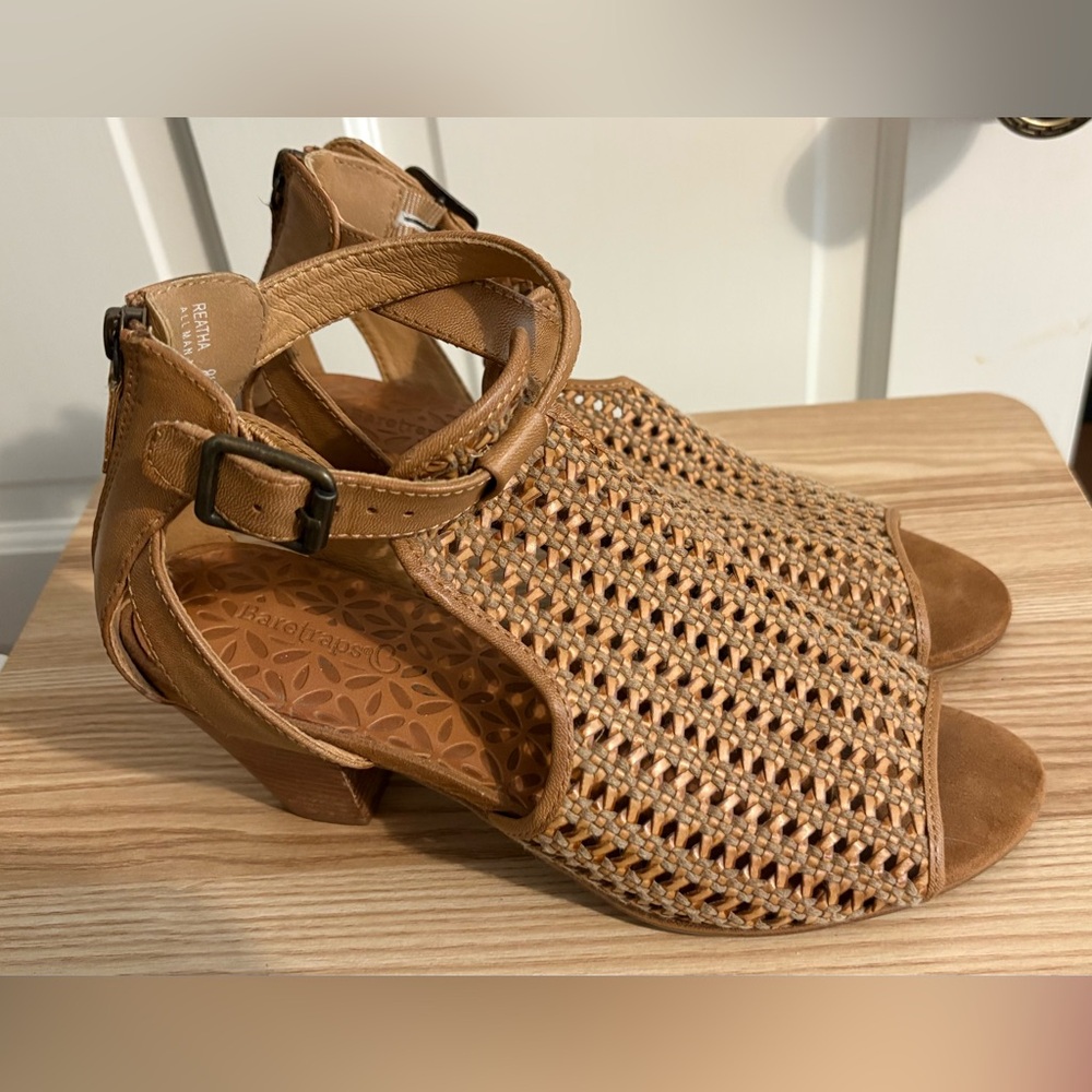 Baretraps Womenโs Reatha Natural/Tan Sandals with Buckle Sz 8.5